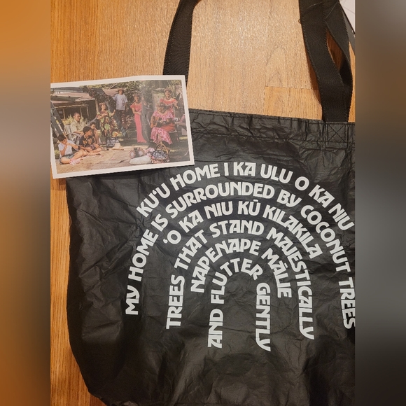 Aloha Collection- Lei Puamana-Special Edition Day tripper Tote - Picture 5 of 6